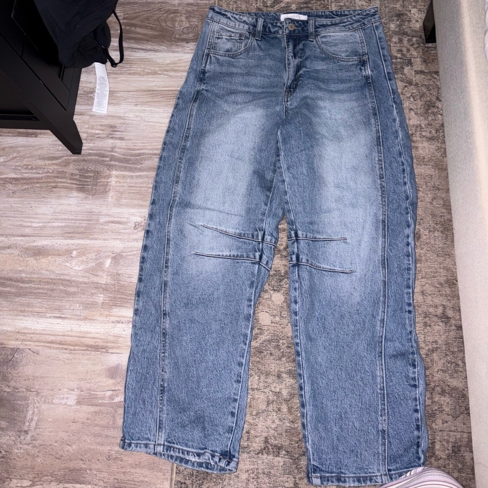 Trendy barrel jeans! Never worn! Brand Vervet size 29